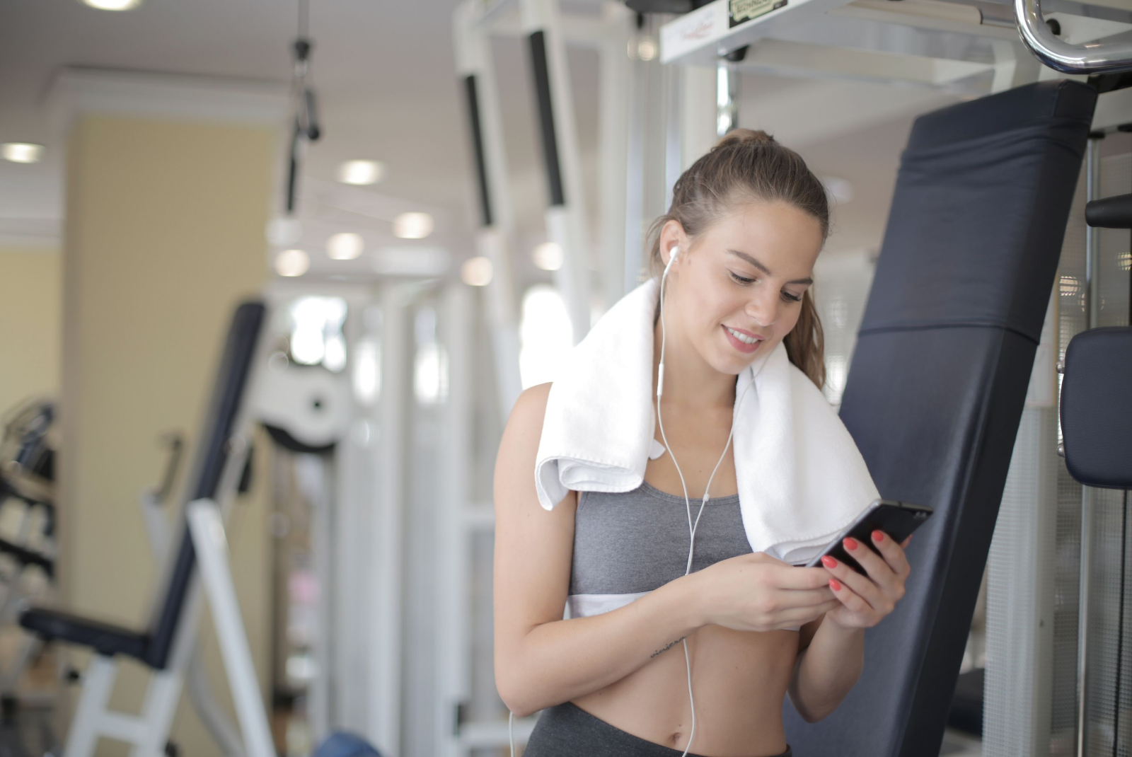 Personal trainer especializada em saúde feminina em BH orientando aluna durante treino funcional com foco em LPF e fortalecimento do core.