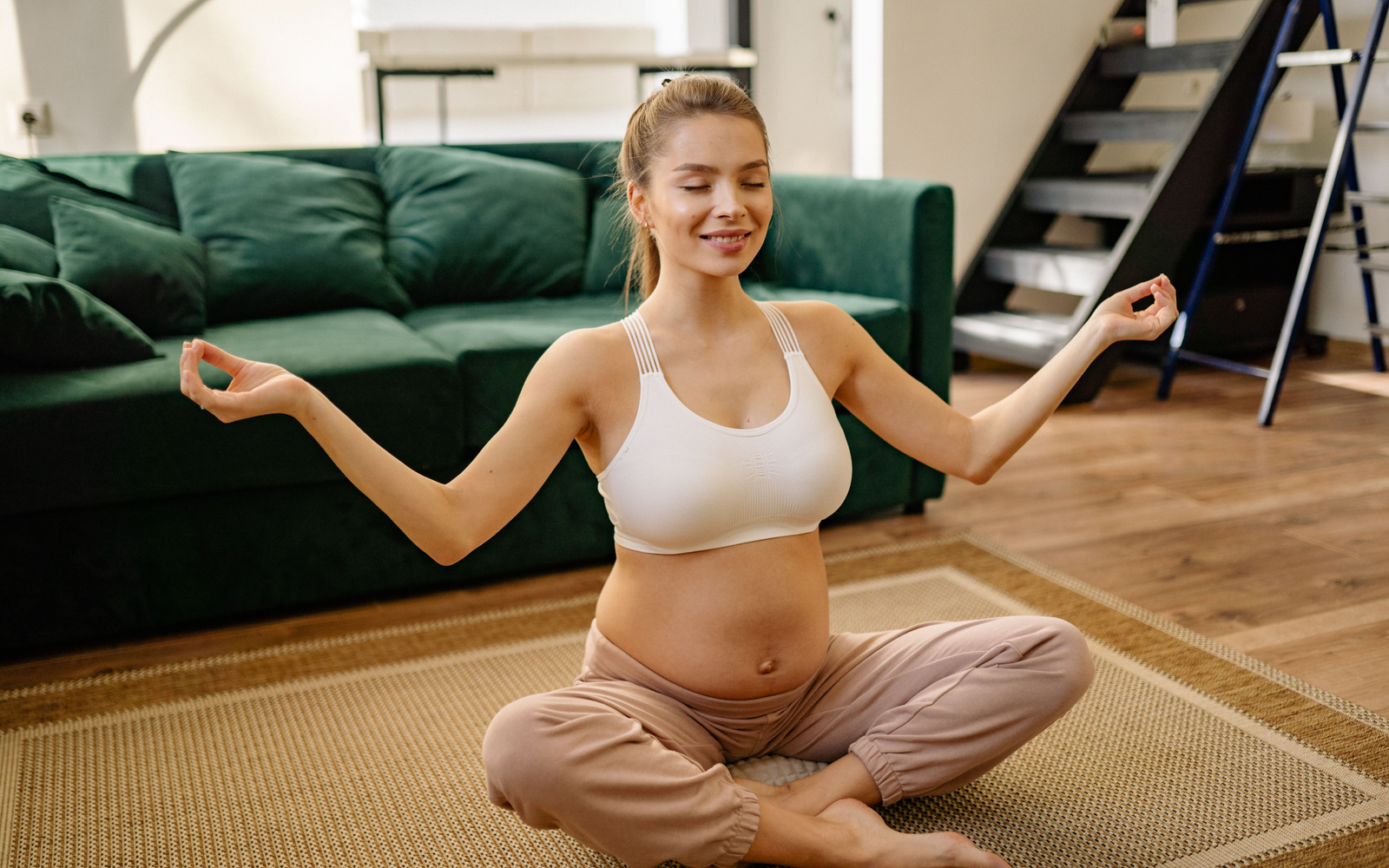 Mulher no pós-parto realizando exercícios orientados por personal trainer especializada em saúde feminina.