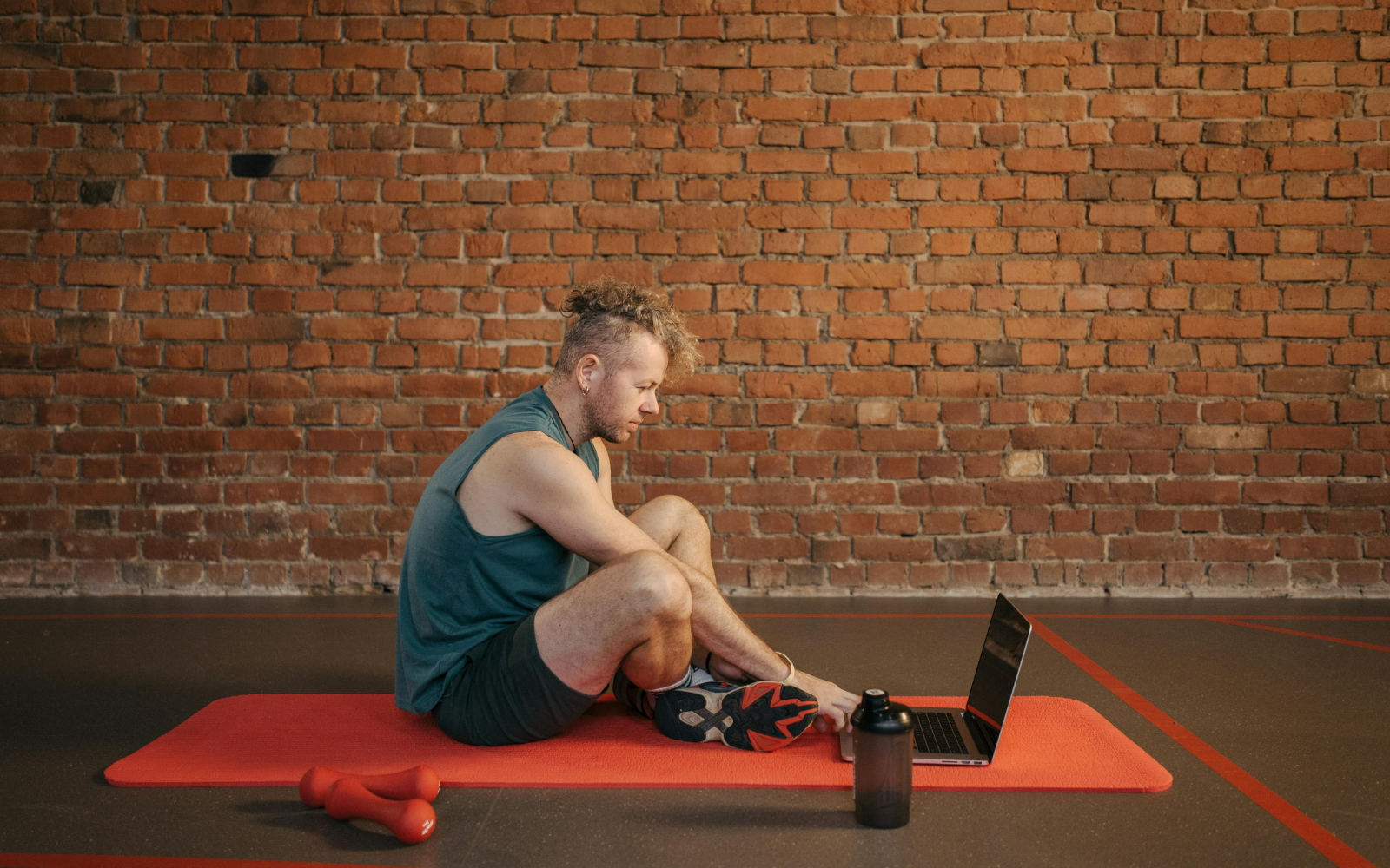 Pessoa realizando exercício com acompanhamento de personal trainer online